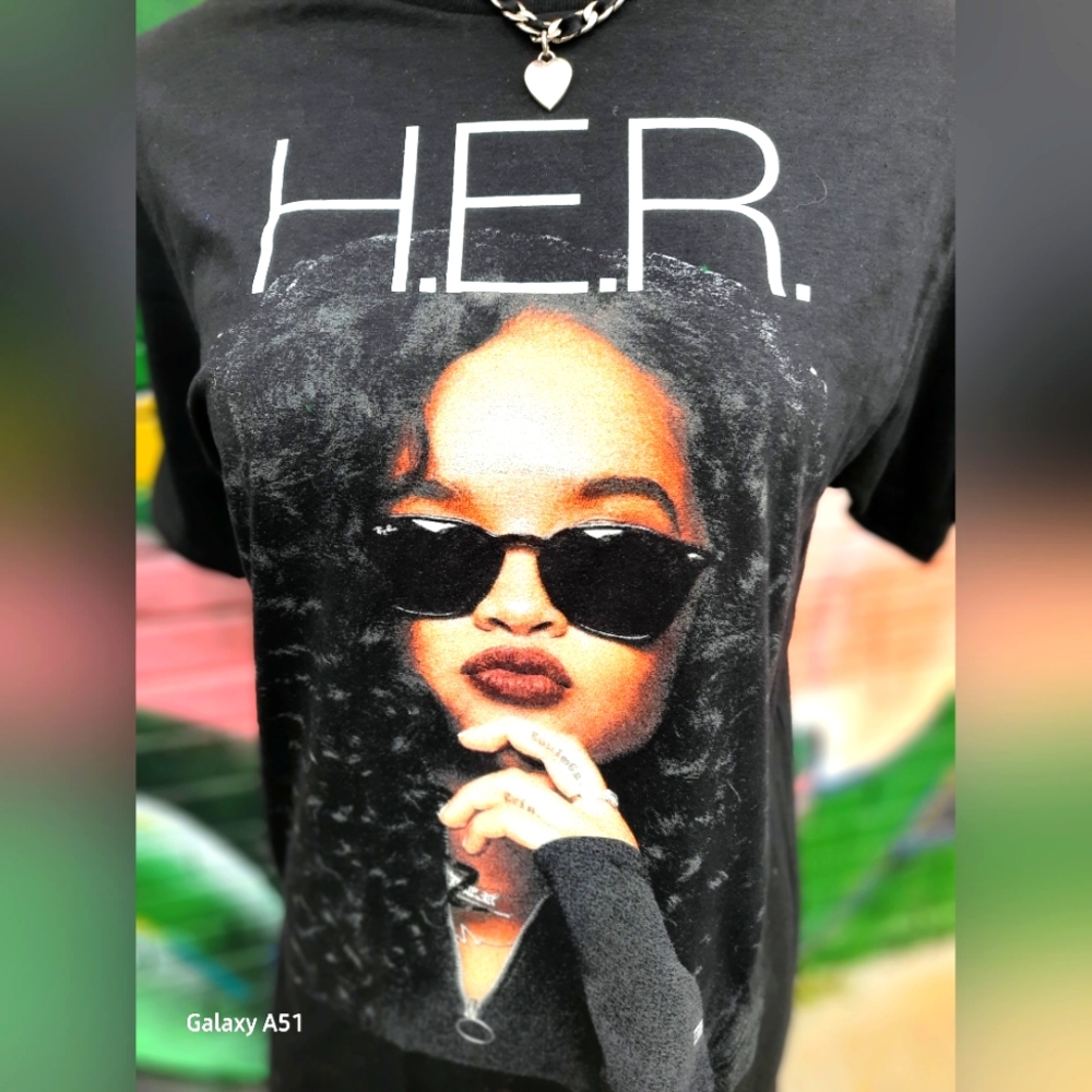 🩷HER t-shirt - Singer & bass guitarist 🎸- Oscar, Grammy and Disney's Belle🩷